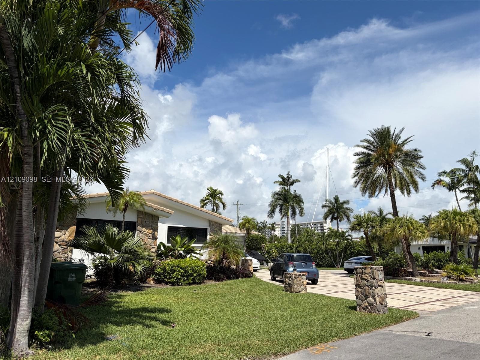 600 Hibiscus Dr photo 2
