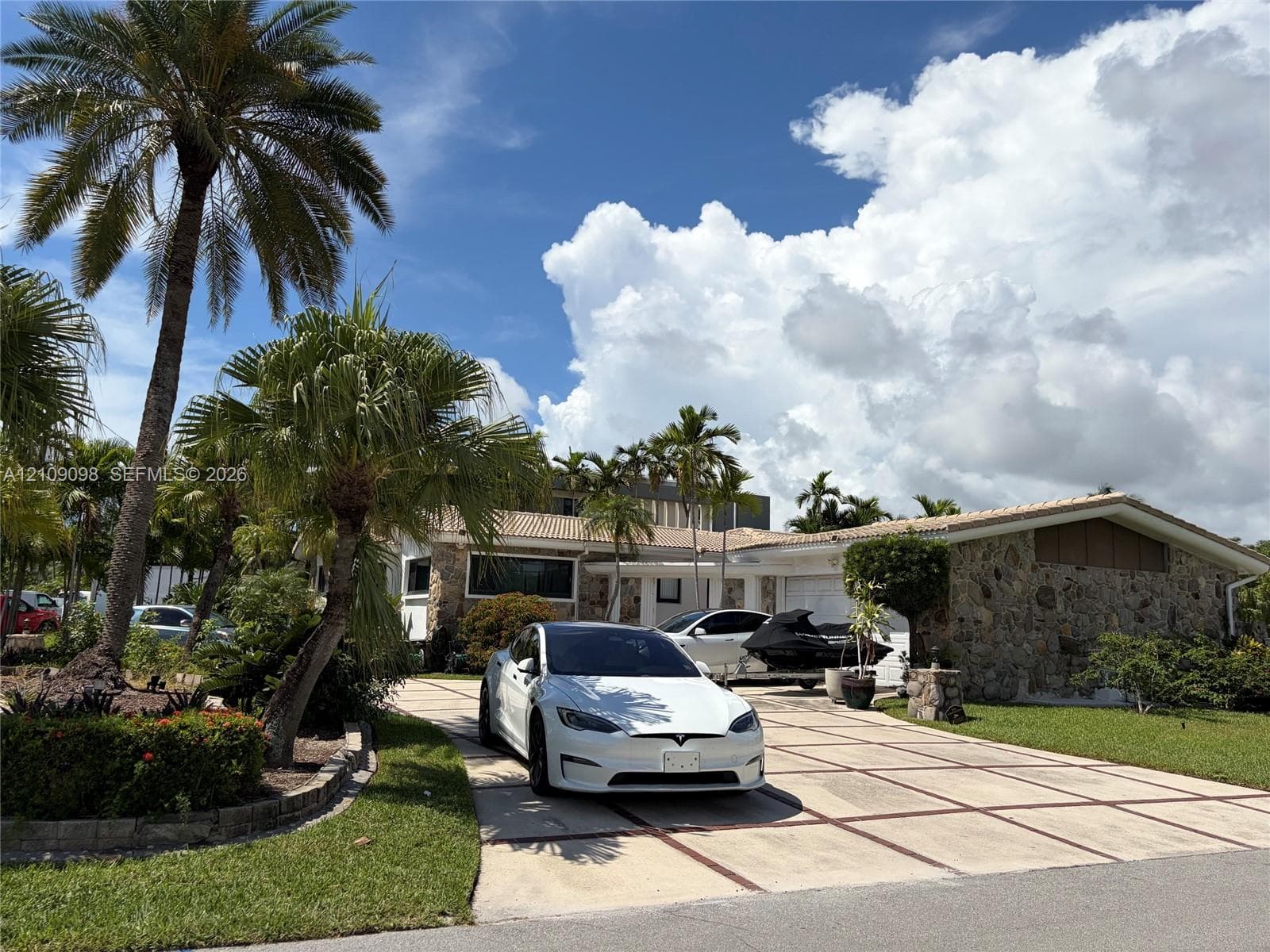 600 Hibiscus Dr photo 1