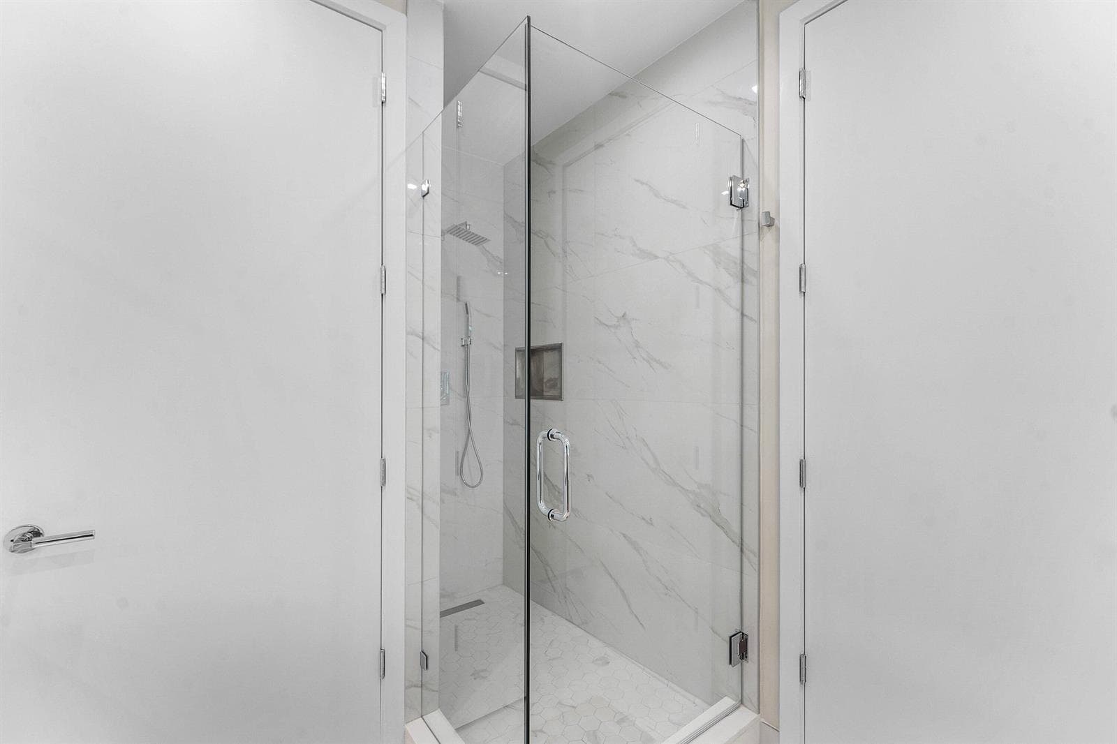 220 Lake Shore Drive 917 photo 23