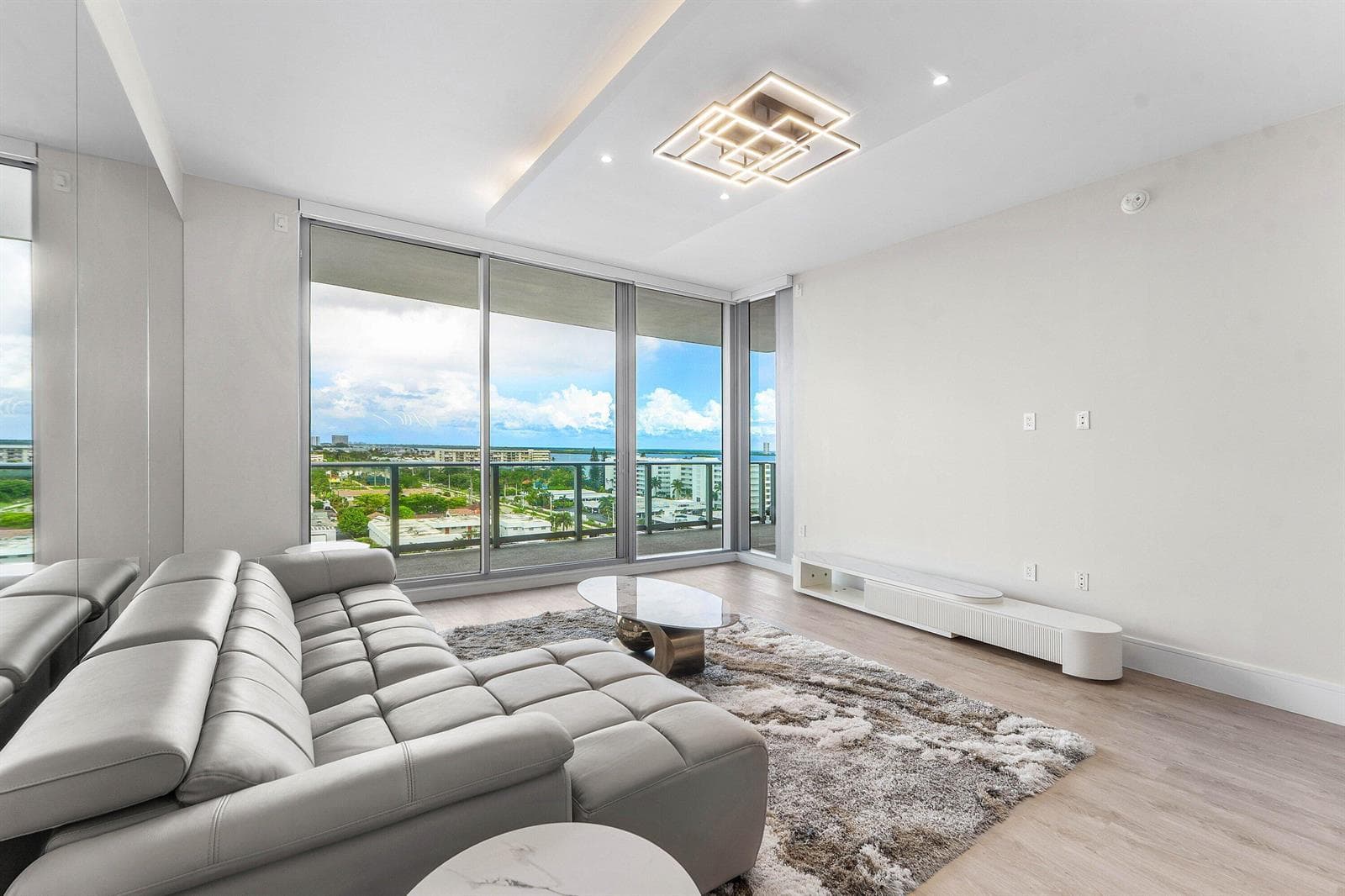 220 Lake Shore Drive 917 photo 2