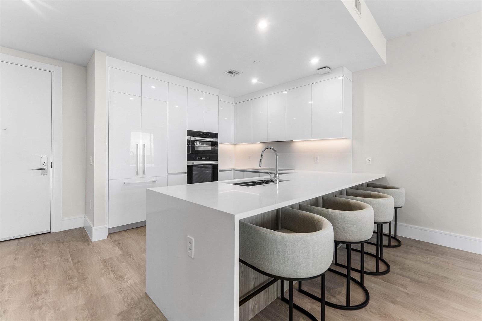 220 Lake Shore Drive 917 photo 6