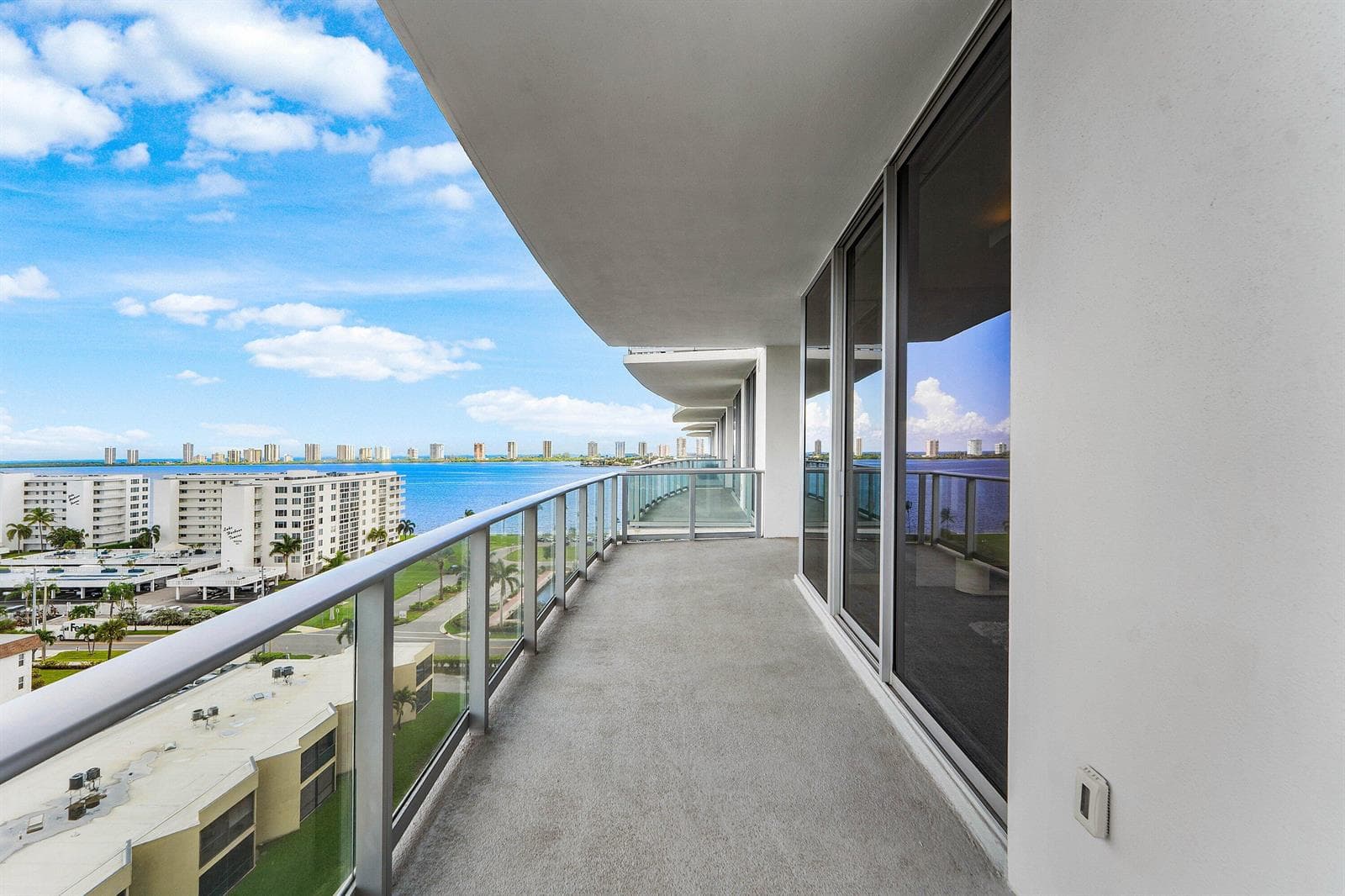 220 Lake Shore Drive 917 photo 3
