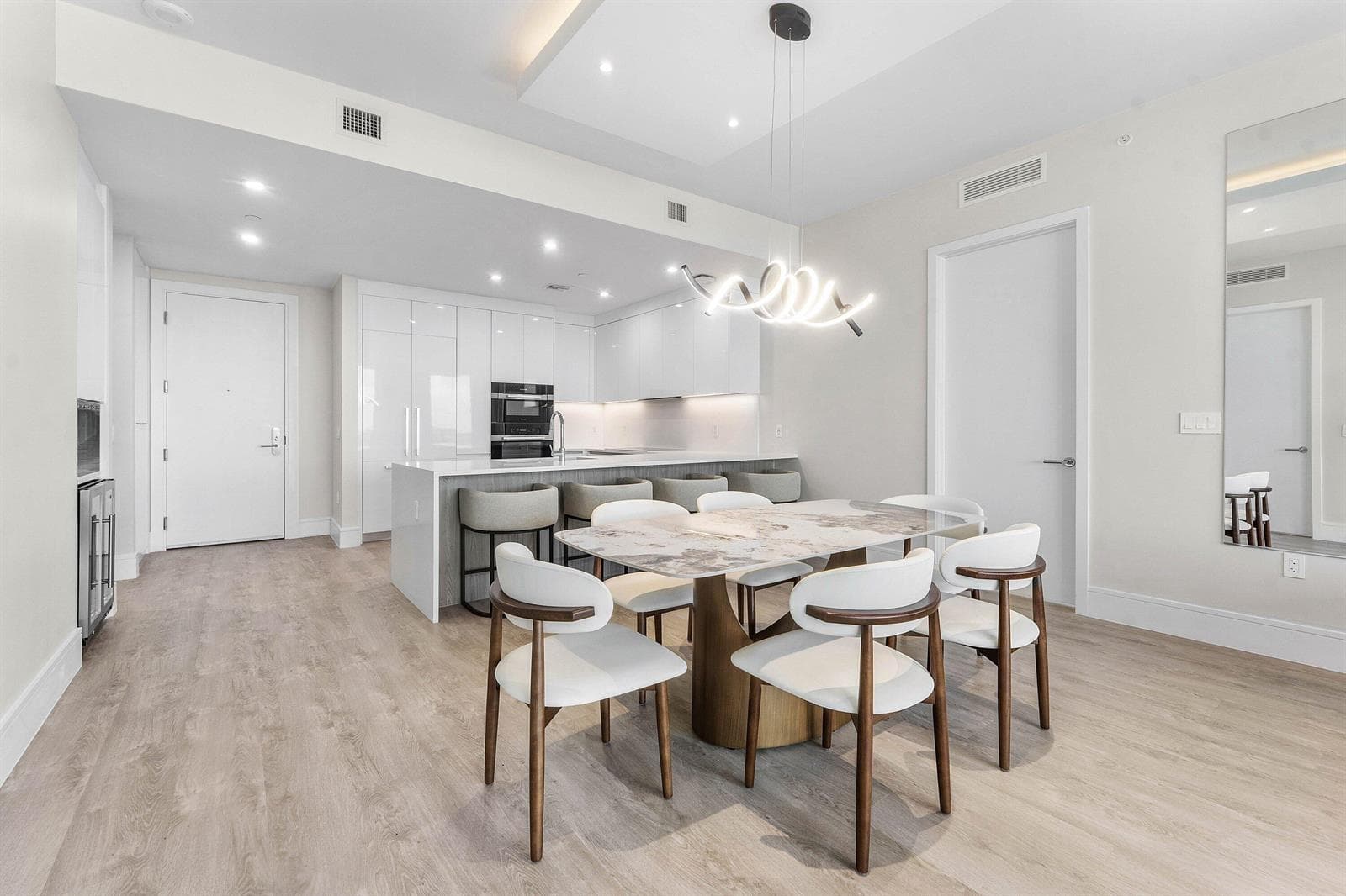 220 Lake Shore Drive 917 photo 5
