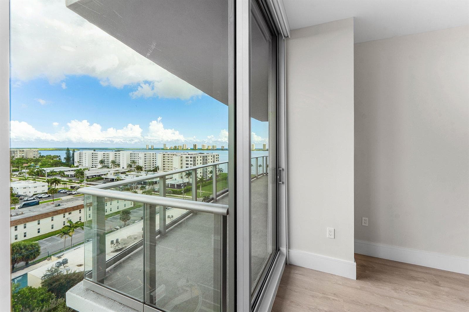 220 Lake Shore Drive 917 photo 18