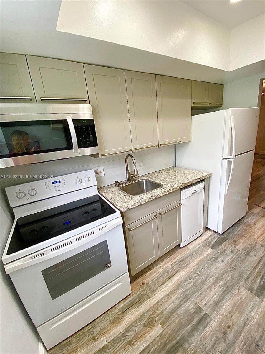 2815 NE 33rd Ave 205 photo 13
