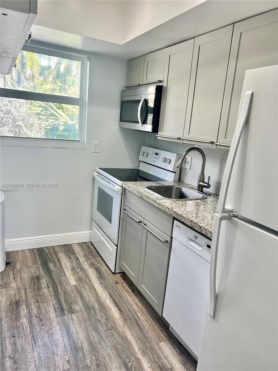 2815 NE 33rd Ave 205 photo 11