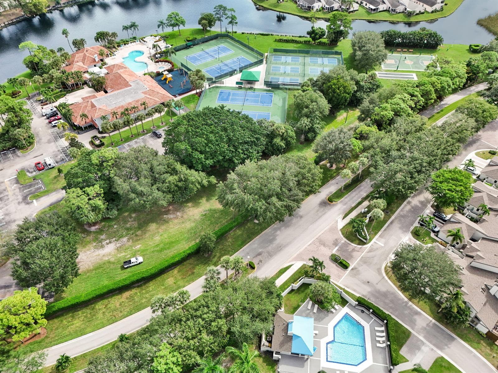 1703 LANDINGS Boulevard photo 8