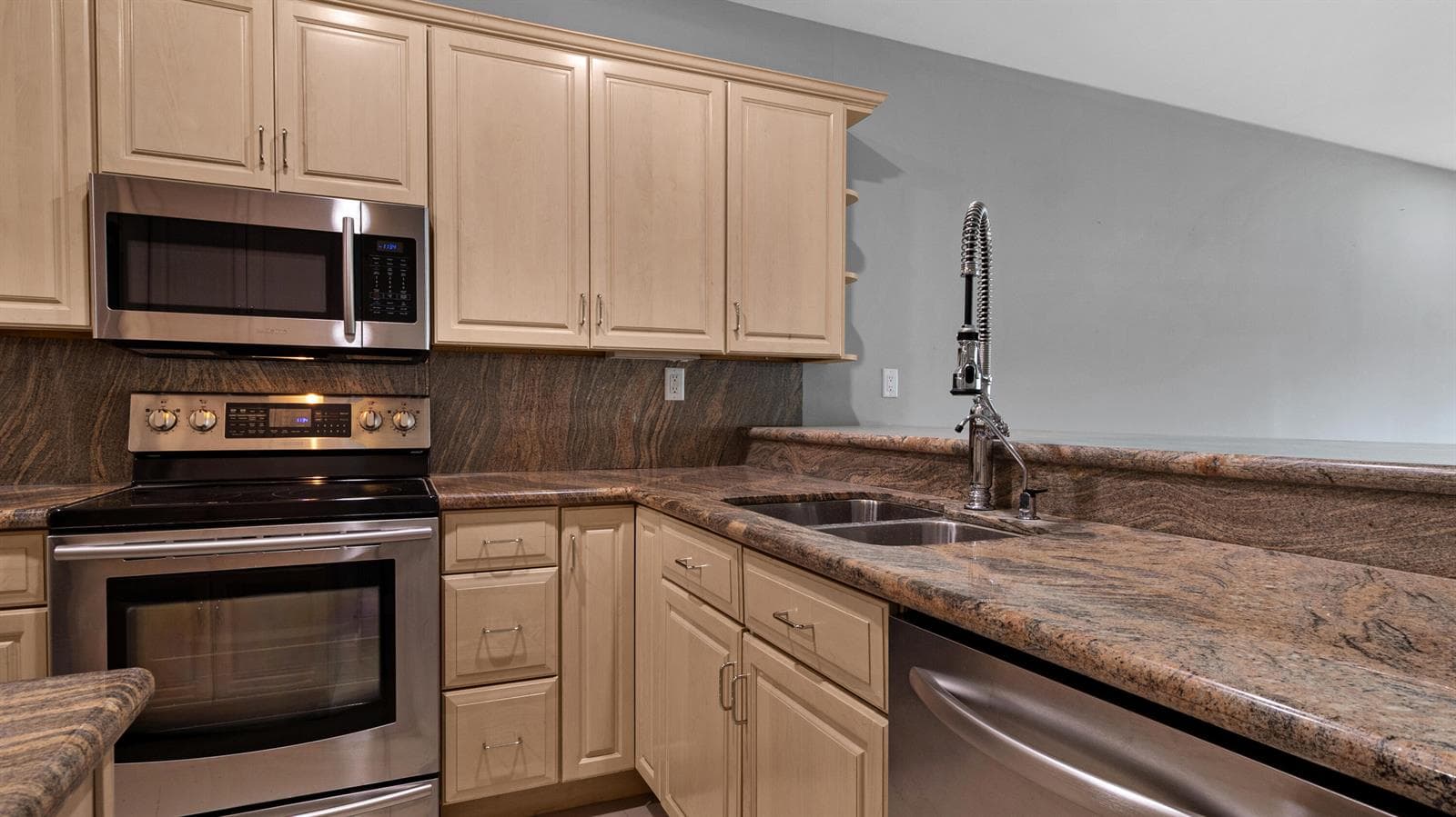 1301 N RIVERSIDE Drive 7 photo 12