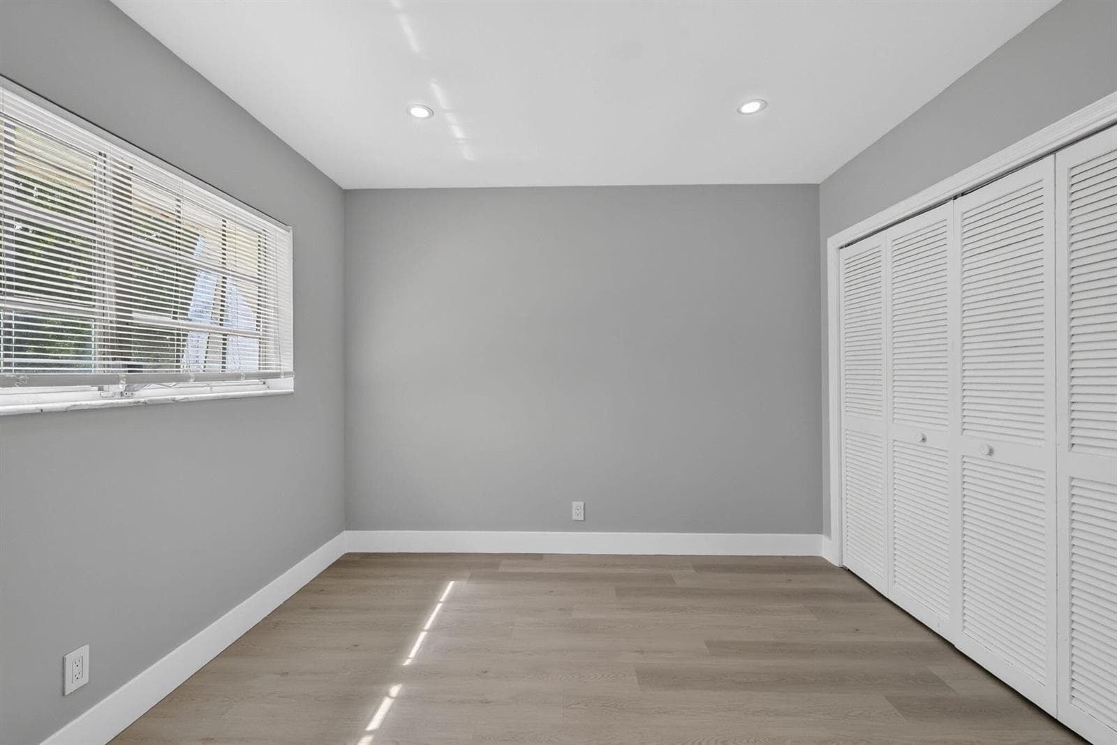 3107 N Palm Aire Drive photo 25