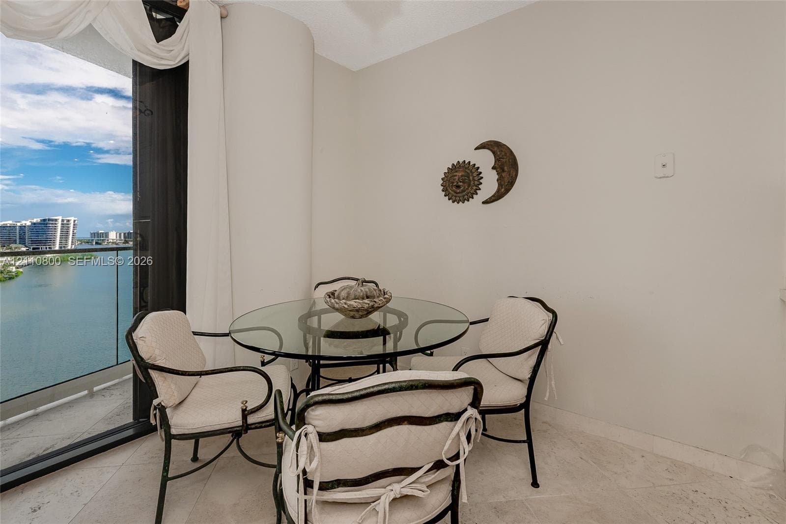 2800 Island Blvd 1105 photo 13