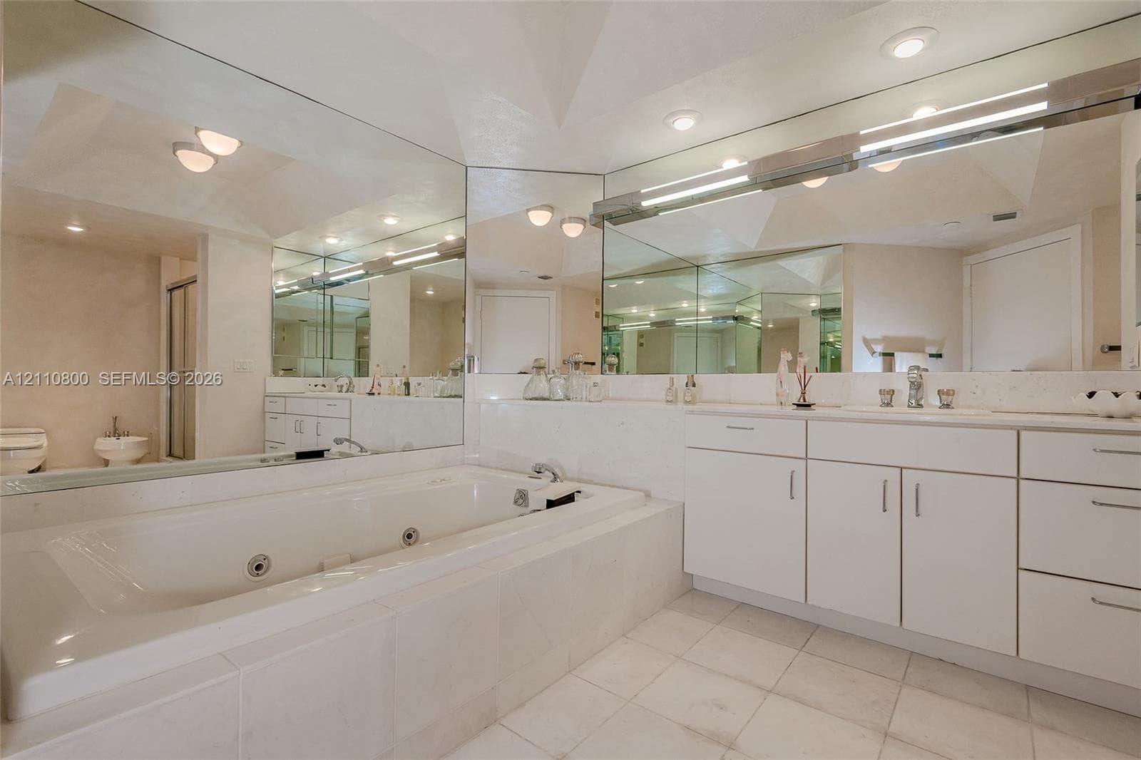 2800 Island Blvd 1105 photo 17