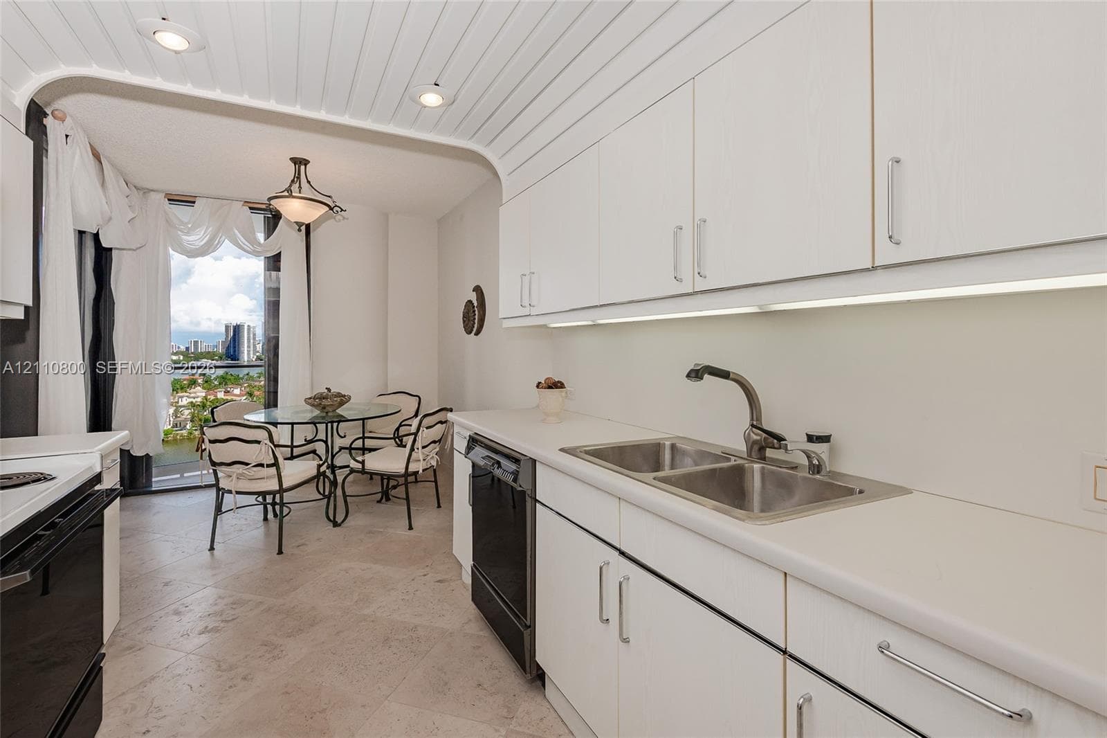 2800 Island Blvd 1105 photo 10
