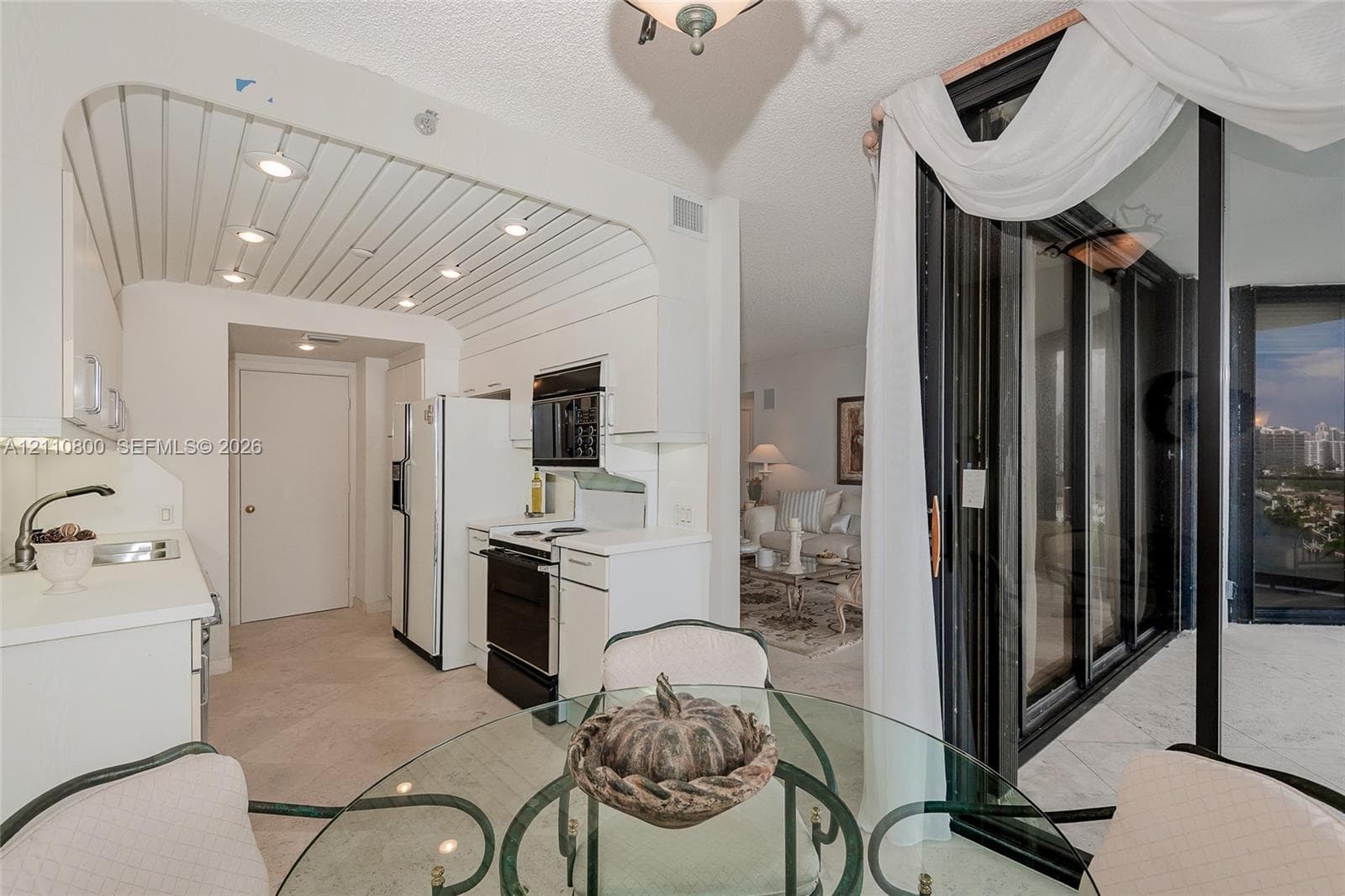 2800 Island Blvd 1105 photo 14