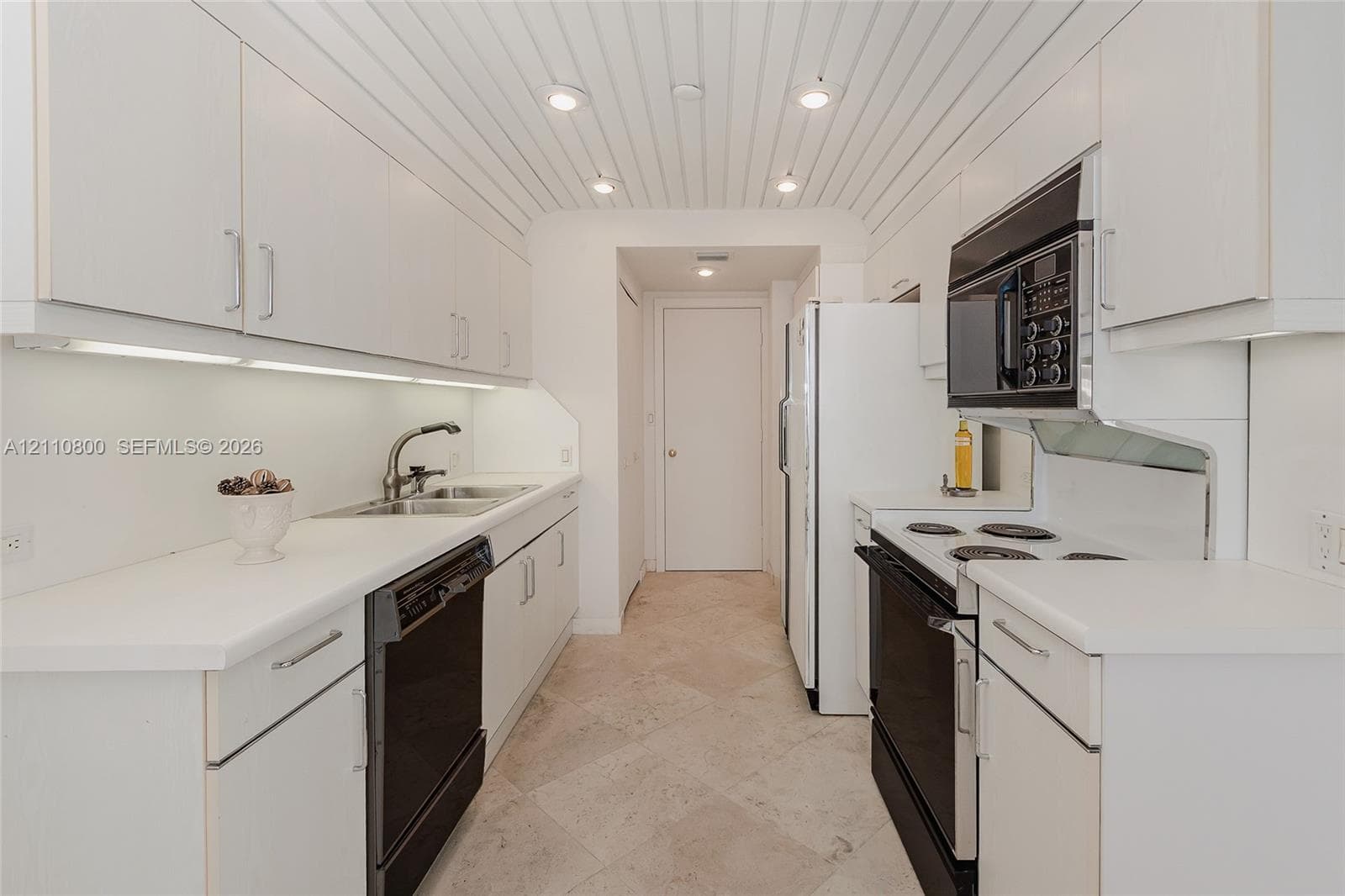 2800 Island Blvd 1105 photo 15