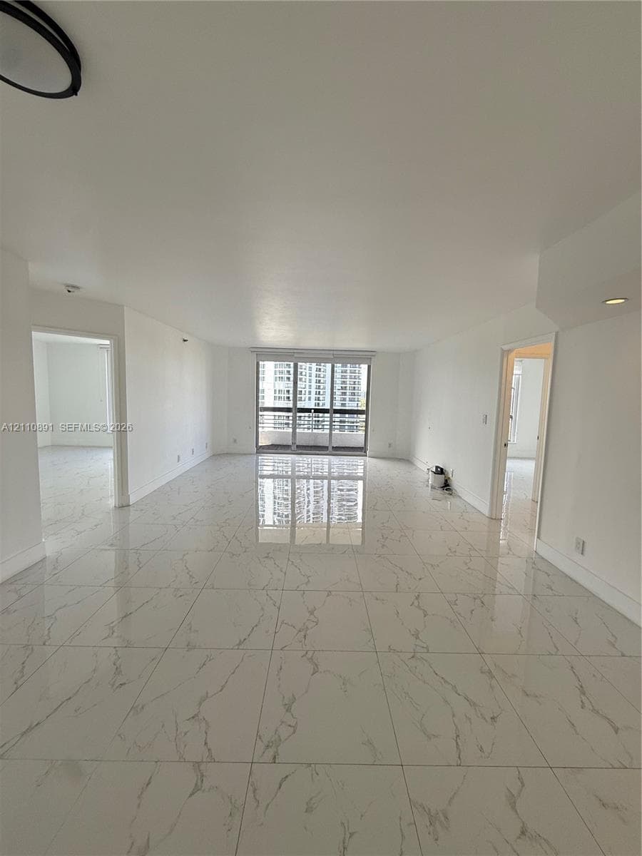 3600 Mystic Pointe Dr 1611 photo 5
