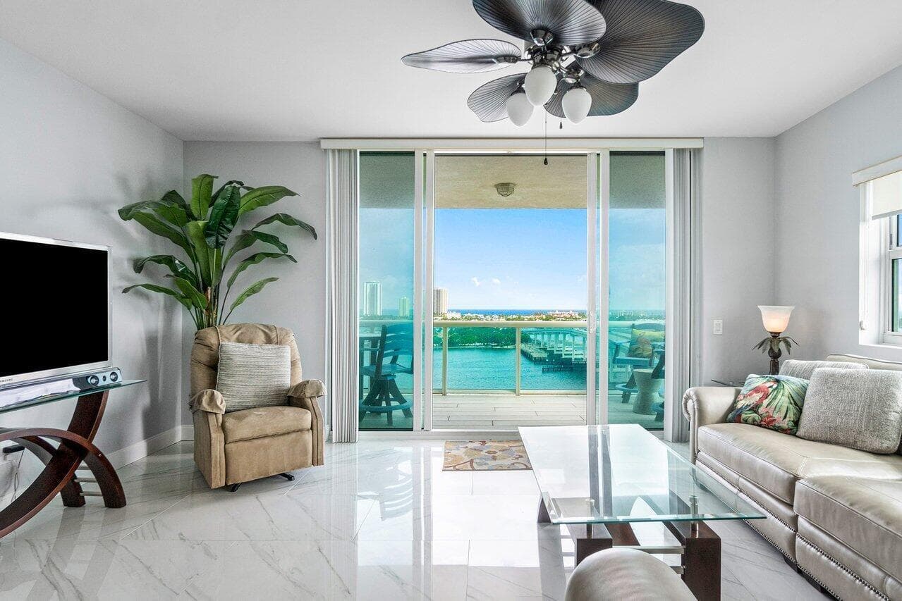 2640 Lake Shore Drive 1216 photo 3