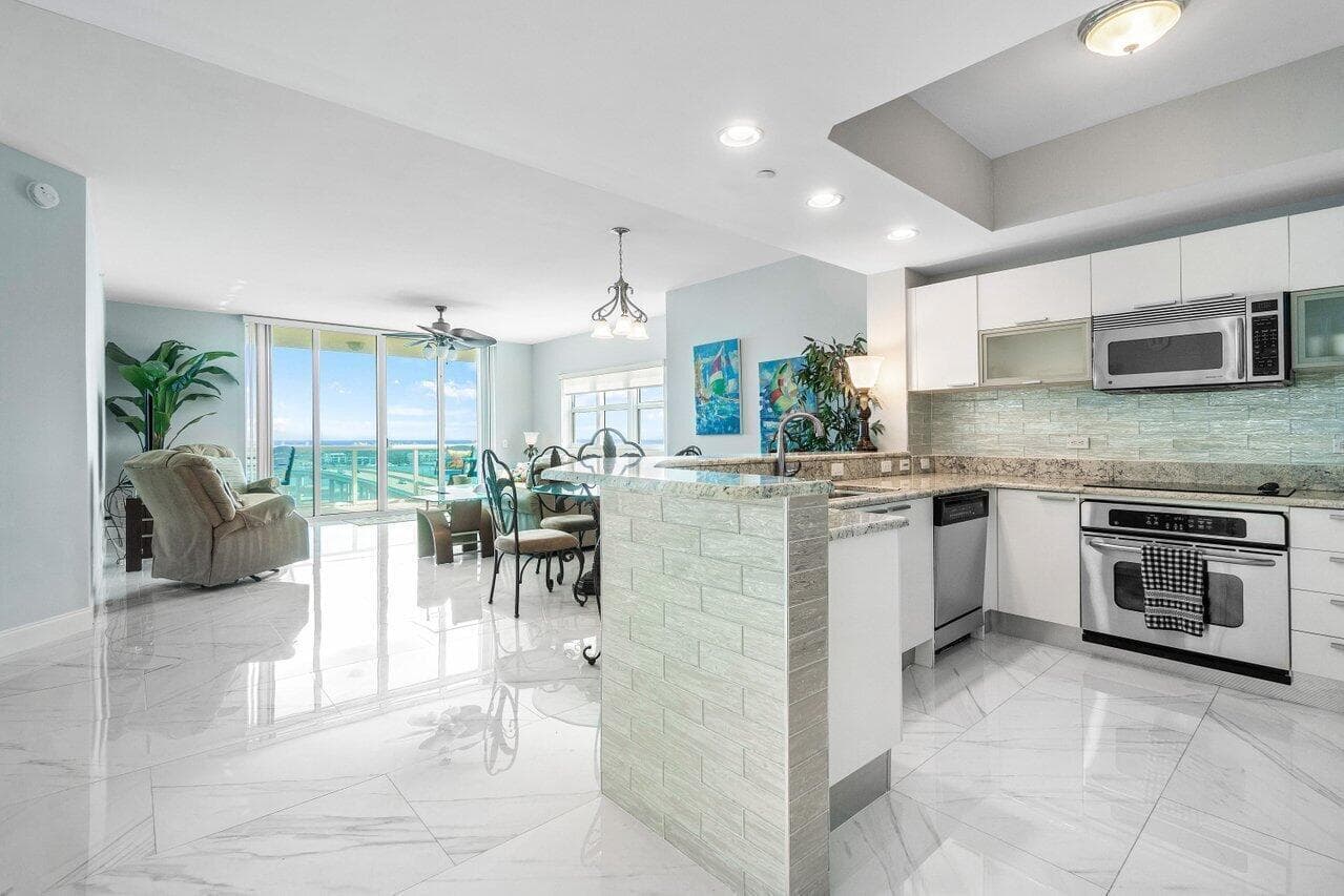 2640 Lake Shore Drive 1216 photo 4