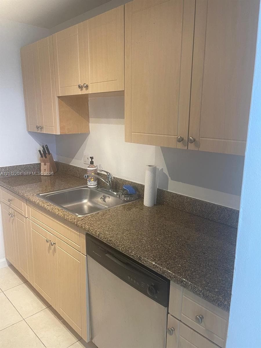 2020 NE 135th St 910 photo 3