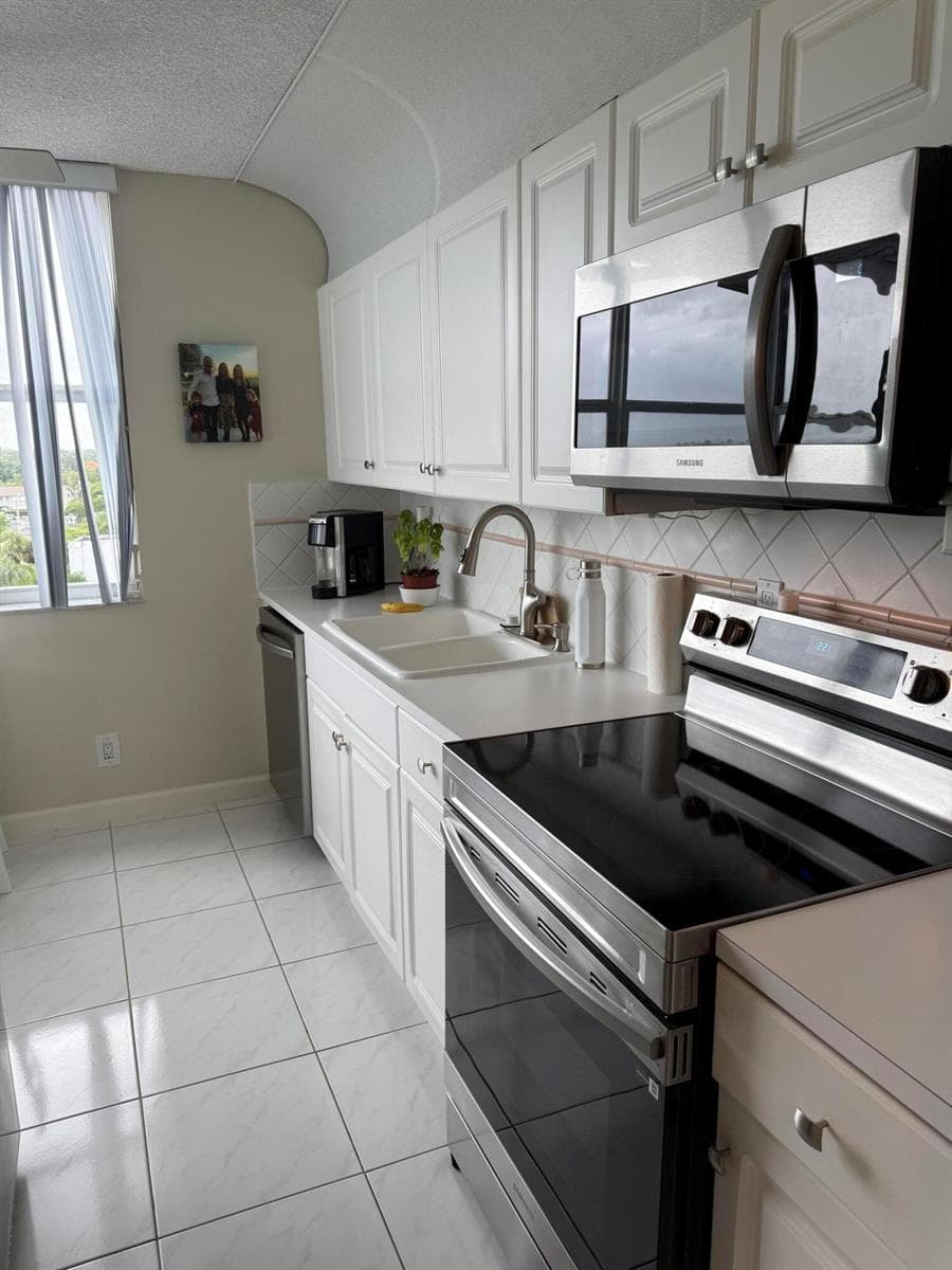2639 N Riverside Drive 605 photo 7