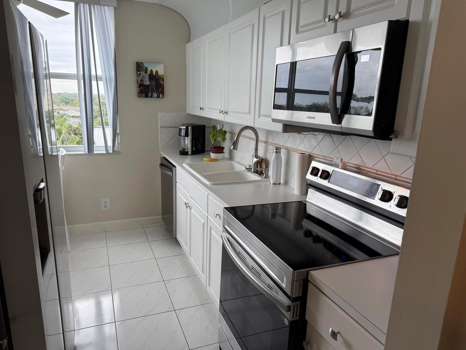 2639 N Riverside Drive 605 photo 8