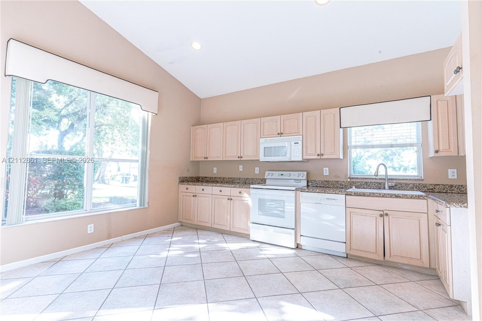 1528 SE Holyrood Ln photo 8