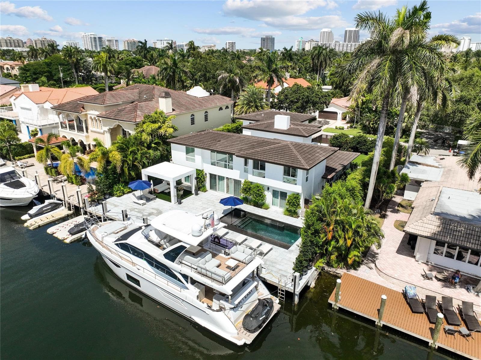 325 SEVEN ISLES Drive photo 1