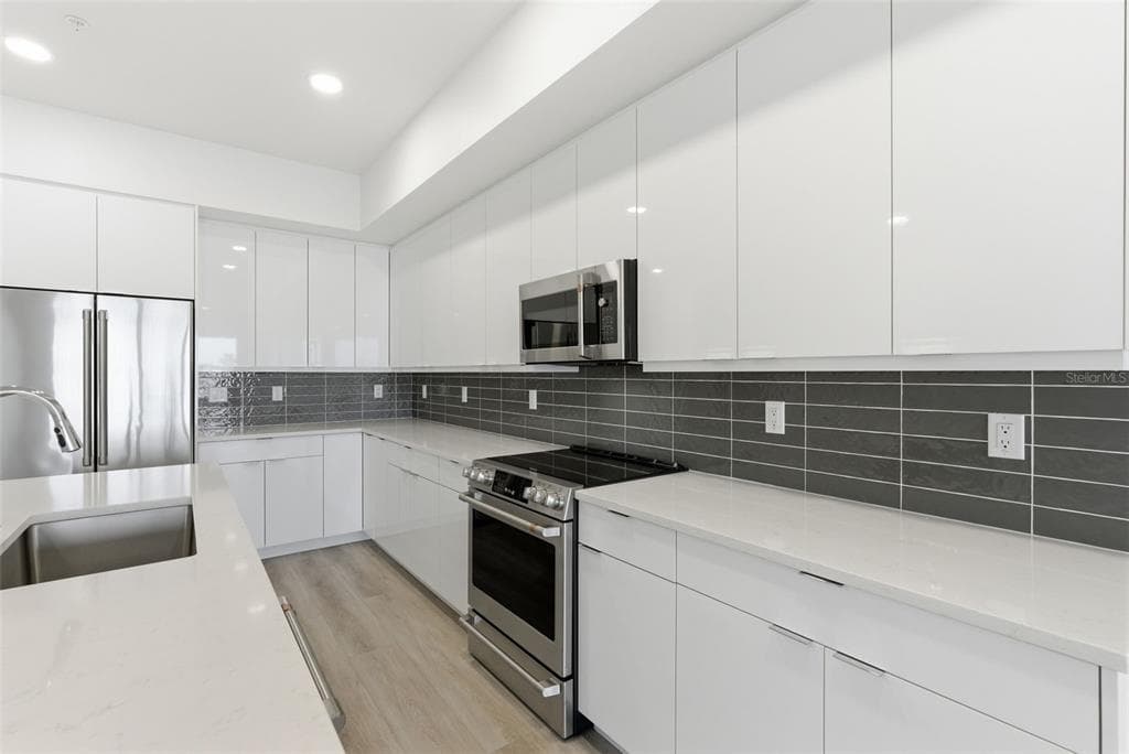 400 150TH AVENUE 305 photo 11