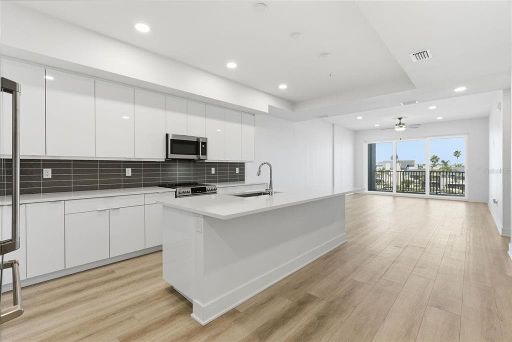 400 150TH AVENUE 305 photo 8