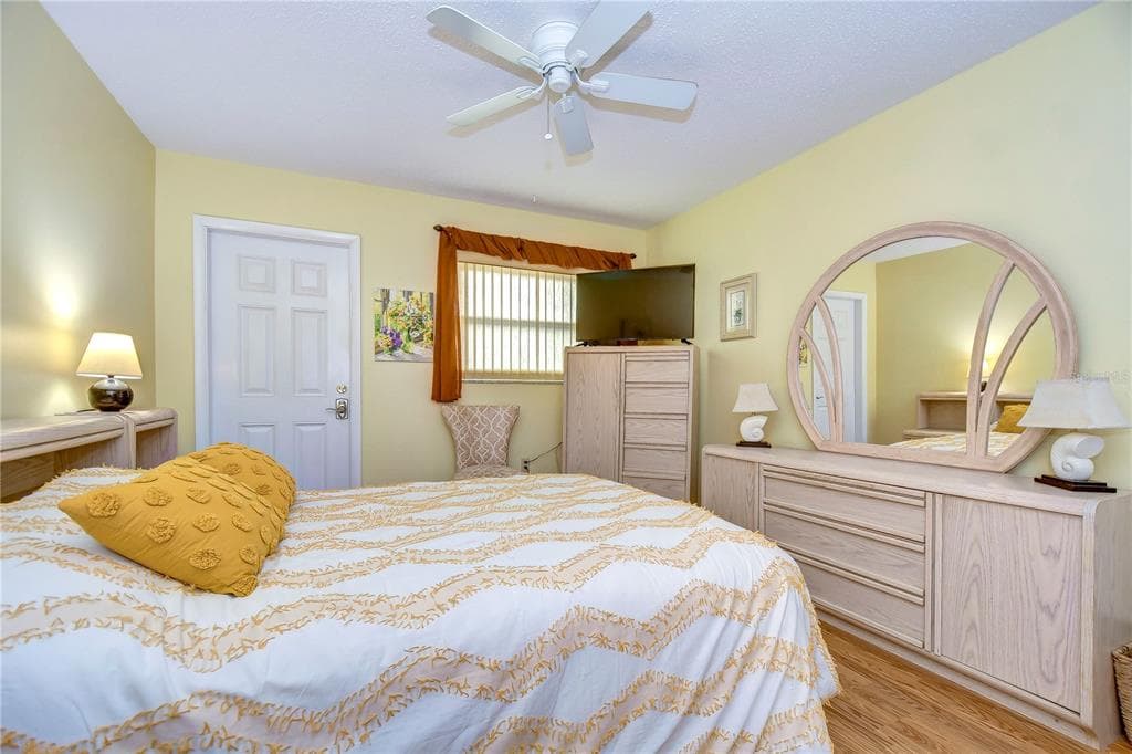 1893 SHORE DRIVE S 206 photo 23