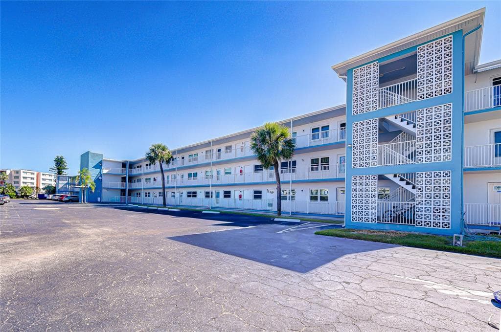 1893 SHORE DRIVE S #206 2