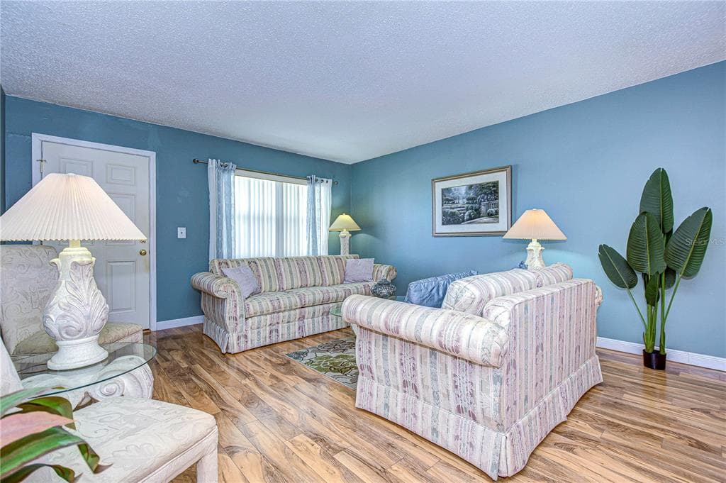 1893 SHORE DRIVE S 206 photo 6