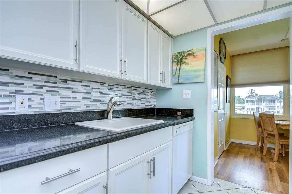 1893 SHORE DRIVE S 206 photo 13