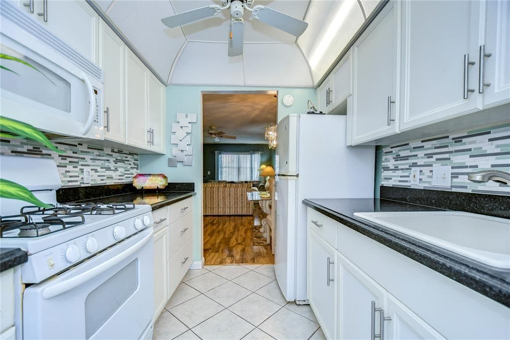 1893 SHORE DRIVE S 206 photo 16
