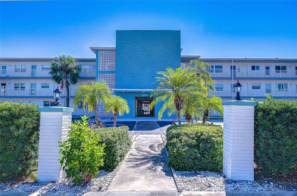 1893 SHORE DRIVE S #206 3