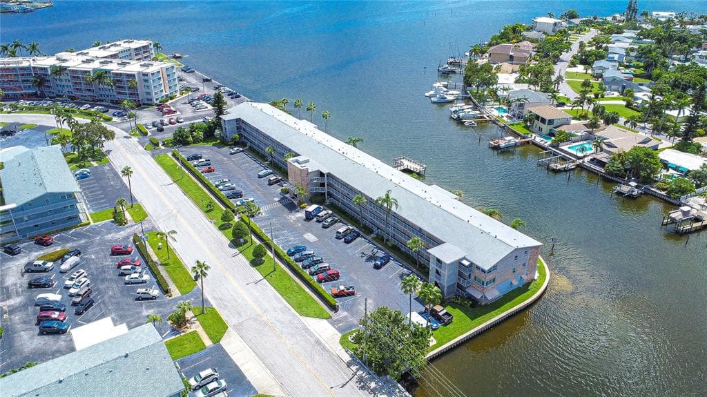 1893 SHORE DRIVE S #206 1