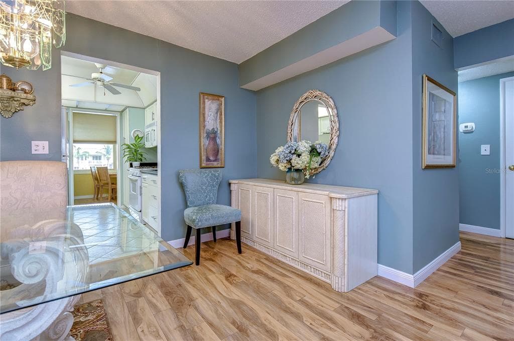 1893 SHORE DRIVE S 206 photo 9