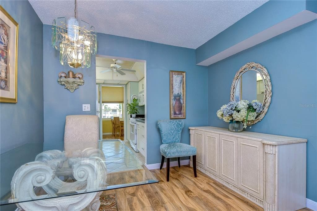 1893 SHORE DRIVE S 206 photo 11
