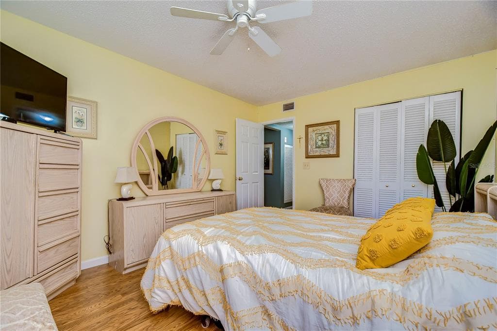 1893 SHORE DRIVE S 206 photo 21