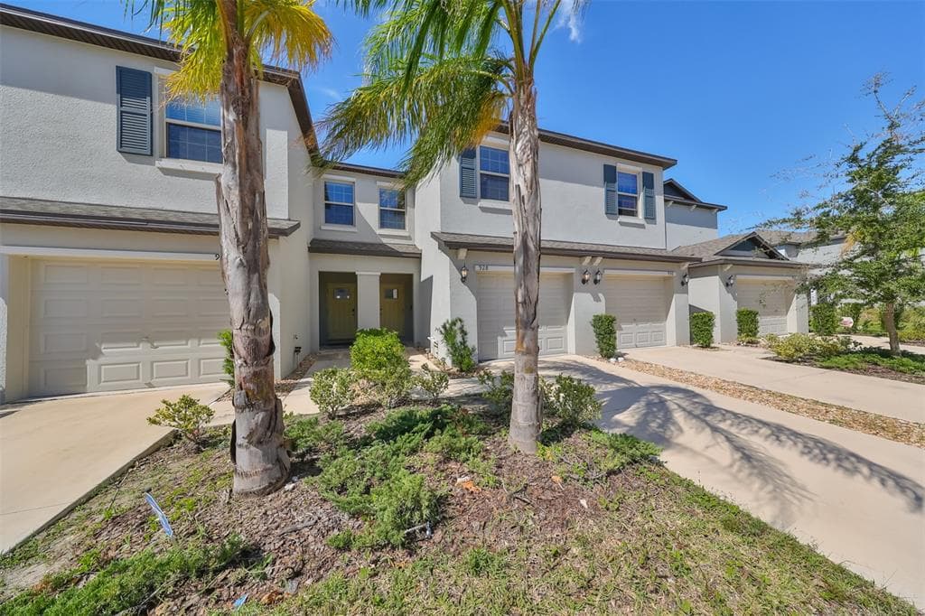 928 ROYAL EMPRESS DRIVE photo 2