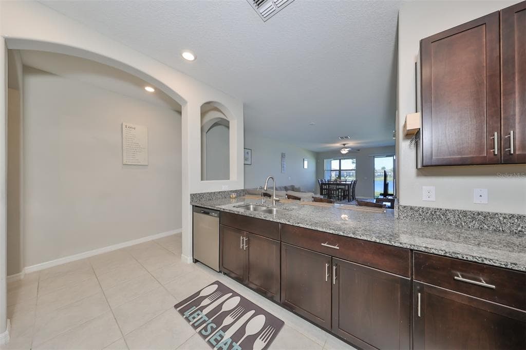 928 ROYAL EMPRESS DRIVE photo 10