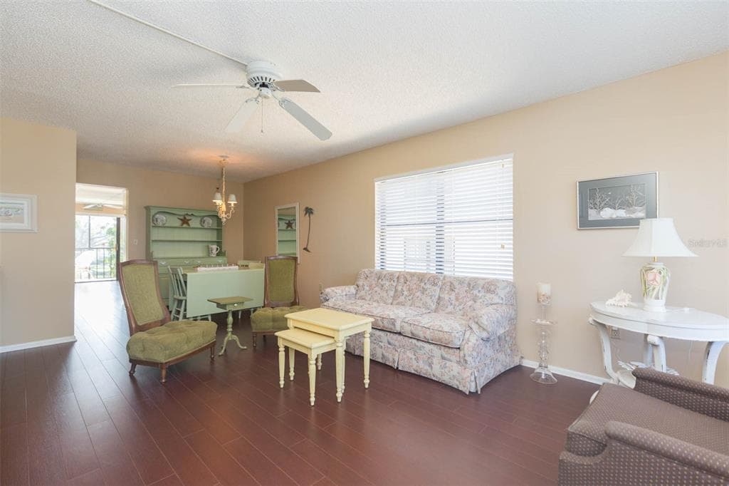 315 30 AVENUE W B201 photo 3