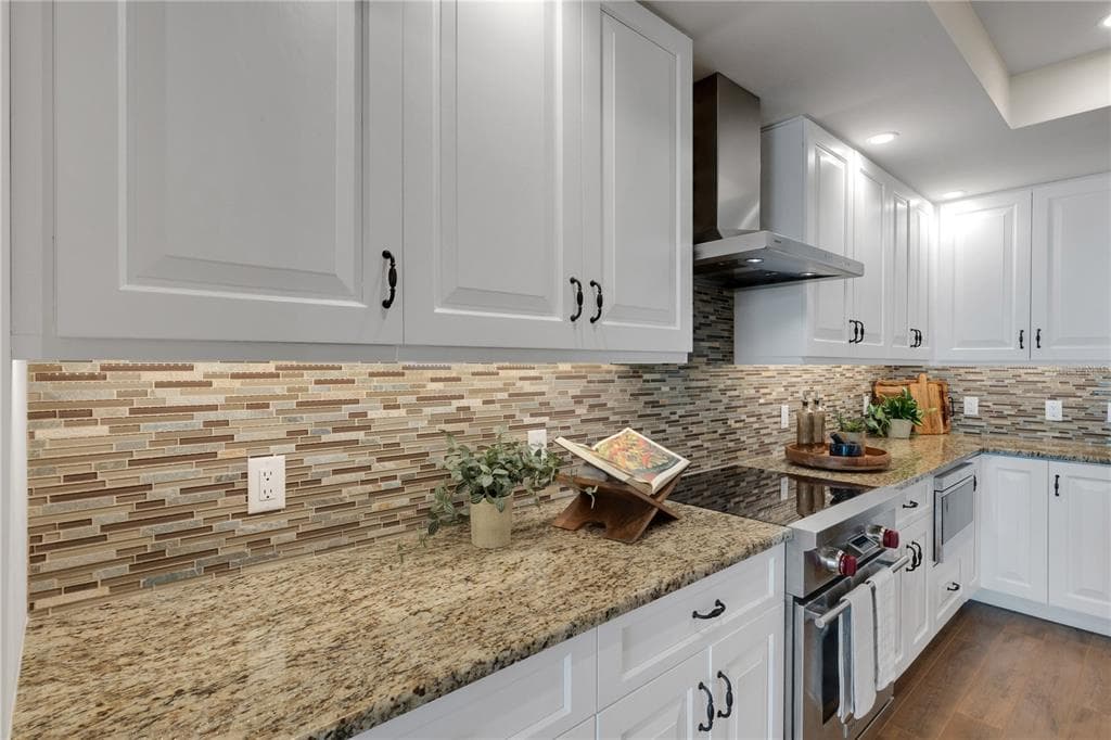 795 COLLANY ROAD 304 photo 16