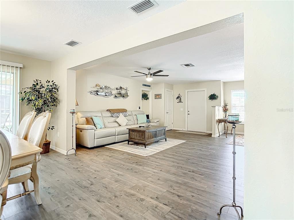 4 WINDSOR DRIVE photo 18