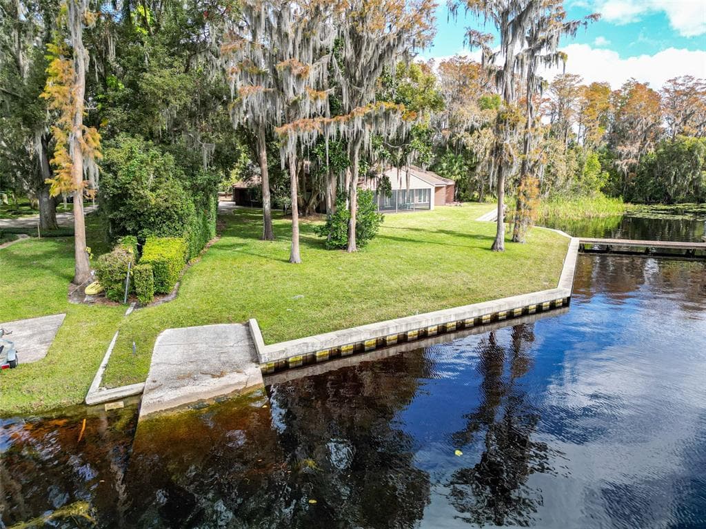 18120 WAYNE ROAD photo 3