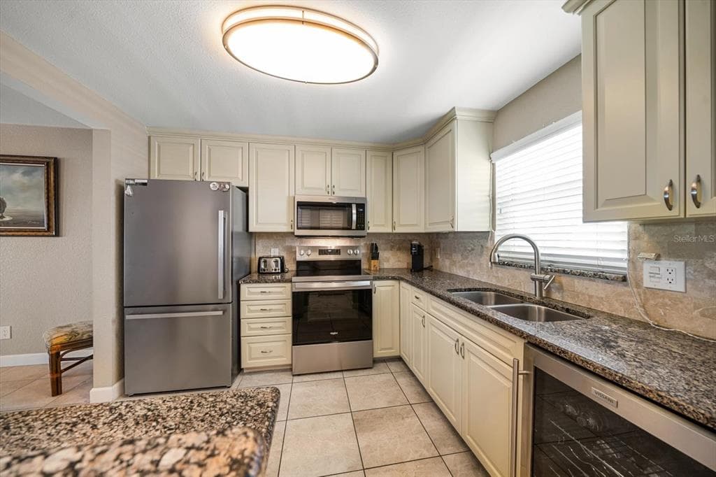 1230 GULF BOULEVARD 402 photo 3