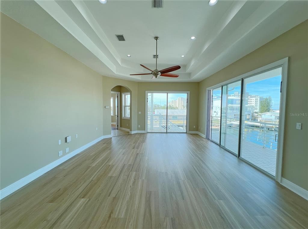 13737 VICTOR AVENUE photo 9