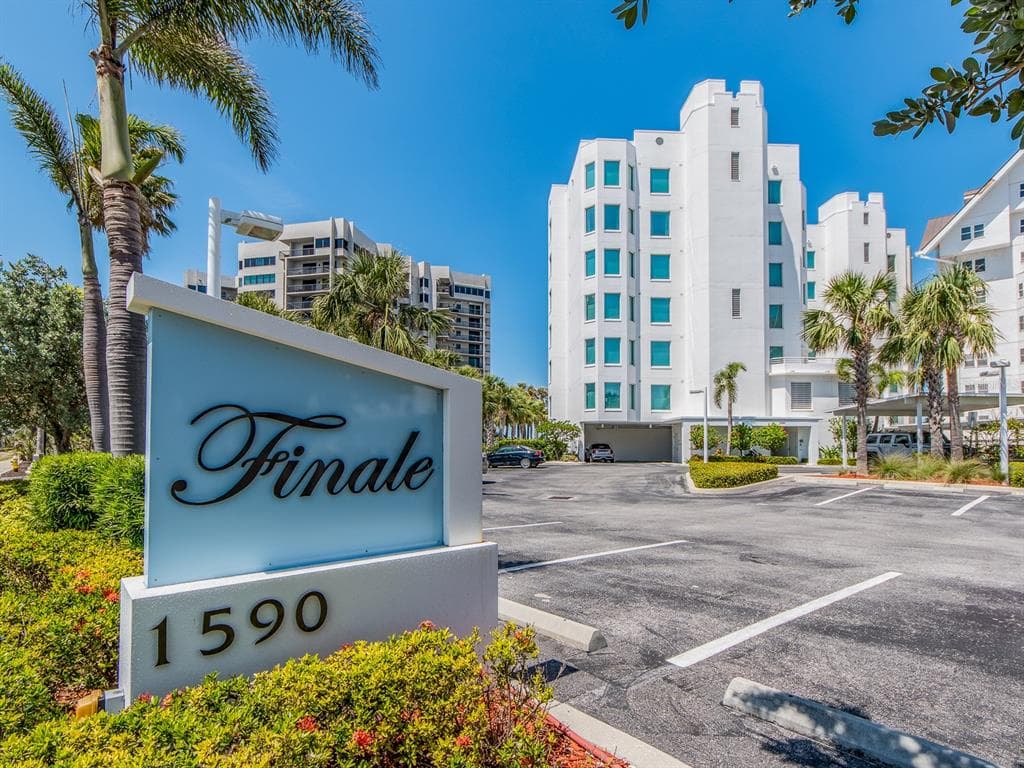 1590 GULF BOULEVARD 501 photo 2