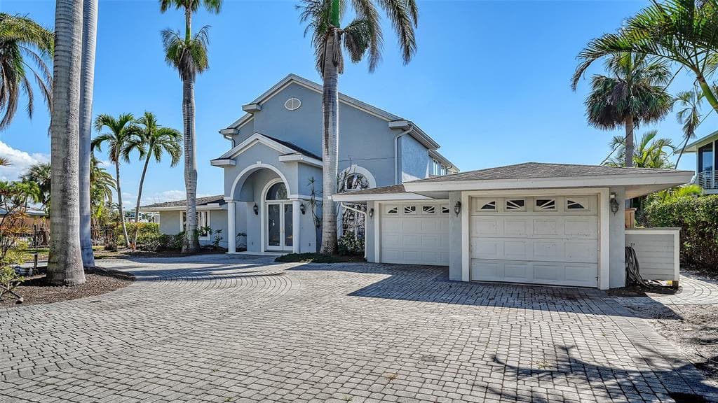 732 SIESTA DRIVE photo 8