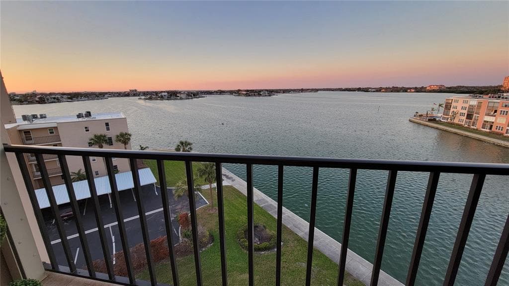 7700 SUN ISLAND DRIVE S 608 photo 4