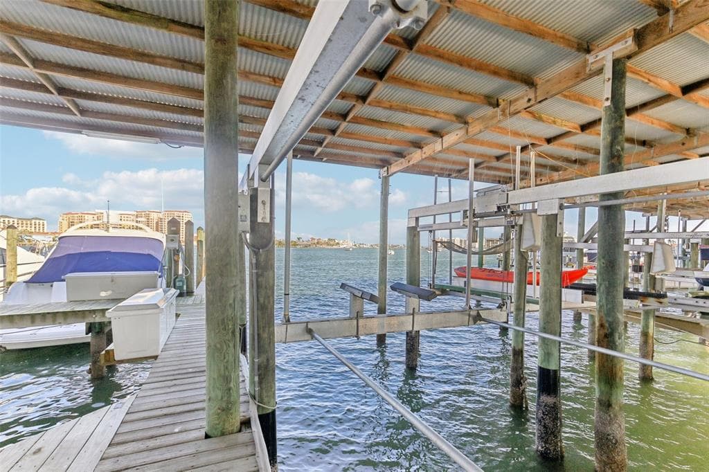 200 WINDWARD PASSAGE 84 photo 12